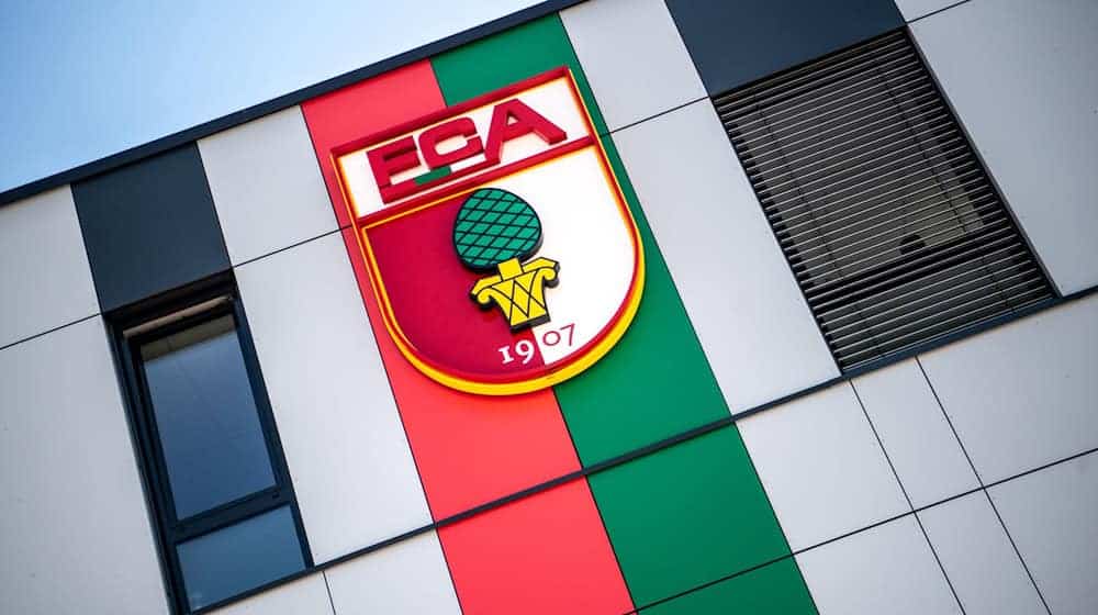 Bundesligist FC Augsburg zahlt wegen Unregelmäßigkeiten bei Gehaltsabrechnungen eine Geldbuße von einer halben Million Euro.  (Archivfoto) / Foto: Matthias Balk/dpa