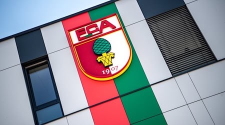 Bundesligist FC Augsburg zahlt wegen Unregelmäßigkeiten bei Gehaltsabrechnungen eine Geldbuße von einer halben Million Euro.  (Archivfoto) / Foto: Matthias Balk/dpa