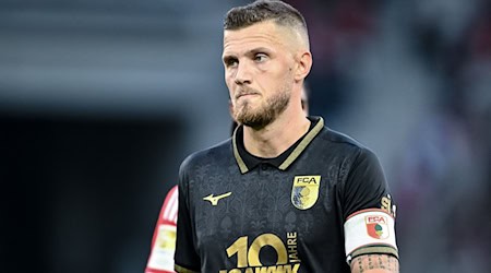 Jeffrey Gouweleeuw ist Kapitän und dienstältester Spieler des FC Augsburg. (Archivfoto) / Foto: Harry Langer/dpa