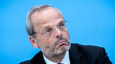 Felix Klein sieht die Absage an den israelischen Dirigenten Lahav Shani als eindeutig antisemitisch. (Archivbild) / Foto: Michael Kappeler/dpa