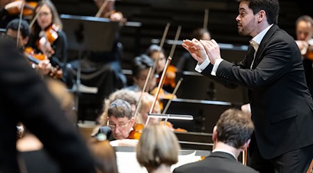 Lahav Shani soll im September 2026 offiziell übernehmen, tritt aber schon mit den Münchner Philharmonikern auf.  / Foto: Sven Hoppe/dpa