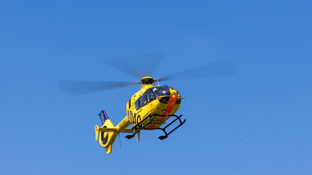 Mit einem Hubschrauber wurde ein Notarzt zu der Unglücksstelle geflogen. (Symbolbild) / Foto: Frank Hammerschmidt/dpa