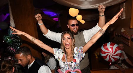 Cathy Hummels und Rapper Kollegah feiern im Cafe Kaiserschmarren. / Foto: Felix Hörhager/dpa