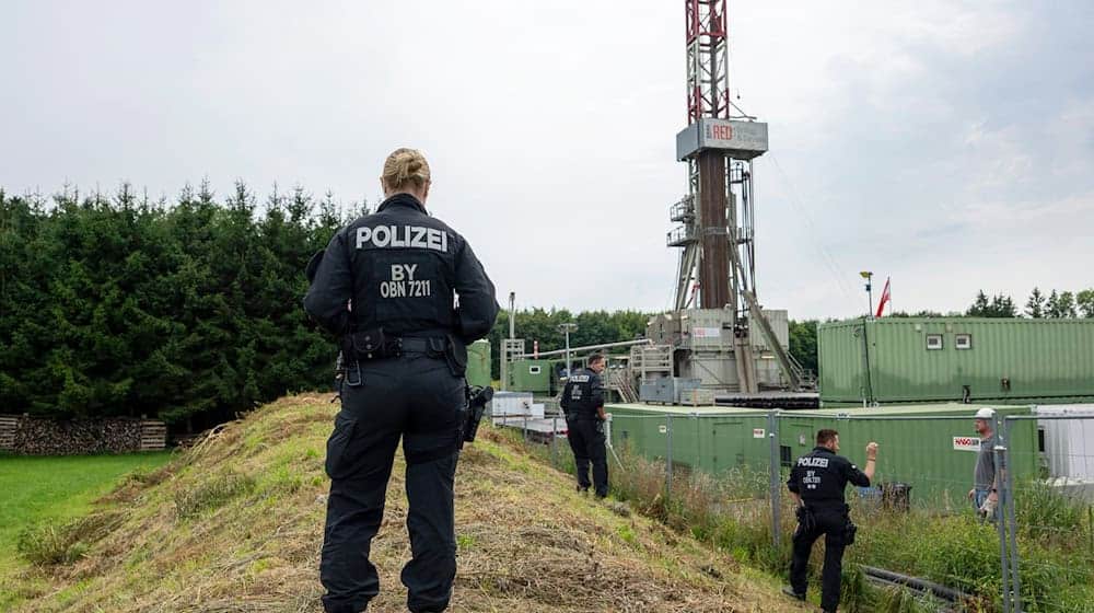 Immer wieder störten Proteste von Umweltschützern und Anwohnern die Gasbohrung - dennoch kommt das Projekt immer weiter voran. (Archivbild) / Foto: Stefan Puchner/dpa