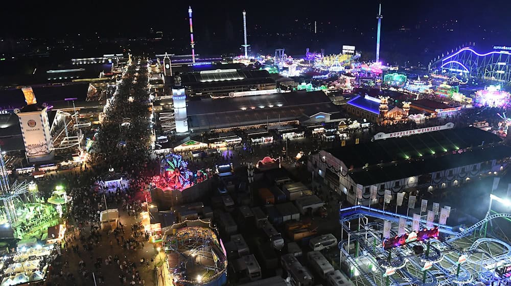 Zwei Ordner sollen gegen die Oktoberfestverordnung verstoßen haben. (Archivbild) / Foto: Felix Hörhager/dpa