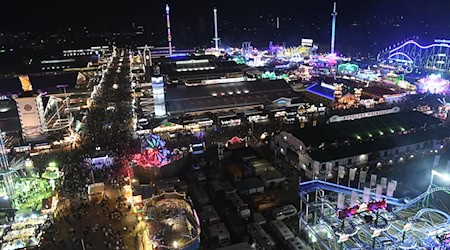 Zwei Ordner sollen gegen die Oktoberfestverordnung verstoßen haben. (Archivbild) / Foto: Felix Hörhager/dpa