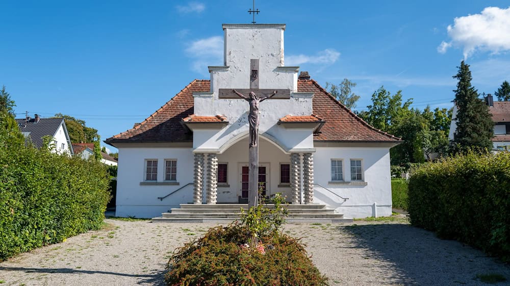 Beim diesjährigen Denkmalschutztag ist die Aussegnungshalle im Neusäßer Ortsteil Steppach möglicherweise das letzte Mal geöffnet. Die Stadt Neusäß will die Halle abreißen lassen und ein neues Friedhofsgebäude errichten. (Archivbild) / Foto: Ulf Vogler/-/dpa