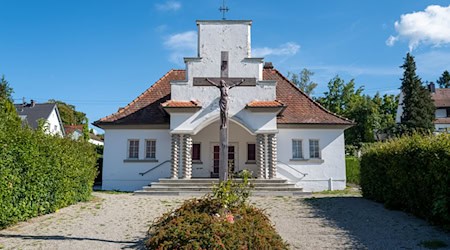 Beim diesjährigen Denkmalschutztag ist die Aussegnungshalle im Neusäßer Ortsteil Steppach möglicherweise das letzte Mal geöffnet. Die Stadt Neusäß will die Halle abreißen lassen und ein neues Friedhofsgebäude errichten. (Archivbild) / Foto: Ulf Vogler/-/dpa