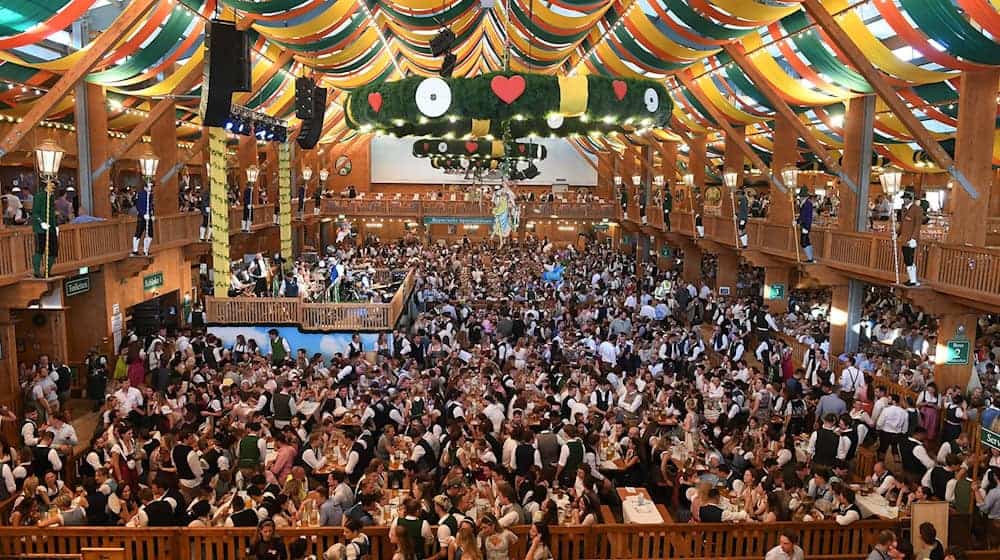 Einige Bayern-Profis und auch Coach Kompany haben sich bereits auf dem Oktoberfest umgesehen. / Foto: Felix Hörhager/dpa