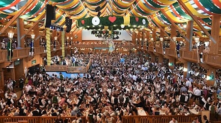Einige Bayern-Profis und auch Coach Kompany haben sich bereits auf dem Oktoberfest umgesehen. / Foto: Felix Hörhager/dpa