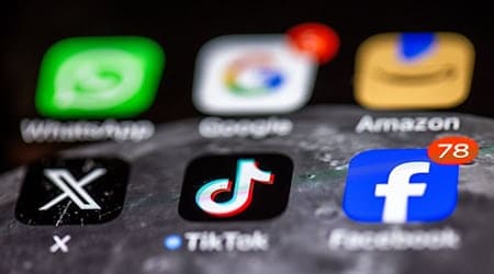 Social Media sind die dominante Freizeitbeschäftigung vieler Kinder und Jugendlicher, doch laut Ifo-Umfrage sind TikTok und Co. einer großen Mehrheit in Deutschland suspekt. (Symbolbild) / Foto: Jens Büttner/dpa