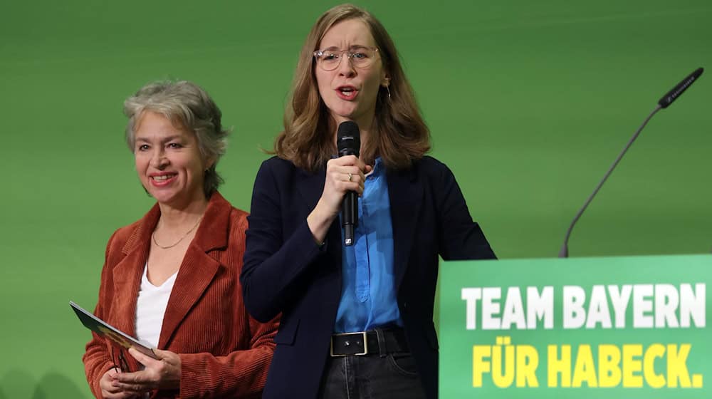 Die Grünen-Landesvorsitzenden Gisela Sengl (l) und Eva Lettenbauer (r) im vergangenen Dezember. Beide wollen im Oktober noch einmal kandieren. (Archivbild) / Foto: Karl-Josef Hildenbrand/dpa