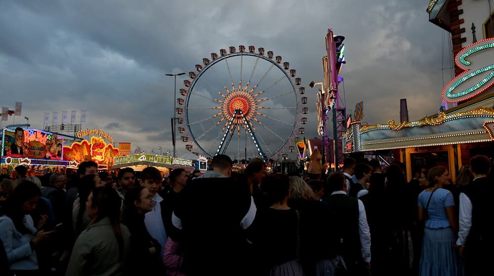 Das wechselhafte Wetter der vergangenen Tage überschattet die Wiesn nicht. (Archivbild) / Foto: Felix Hörhager/dpa