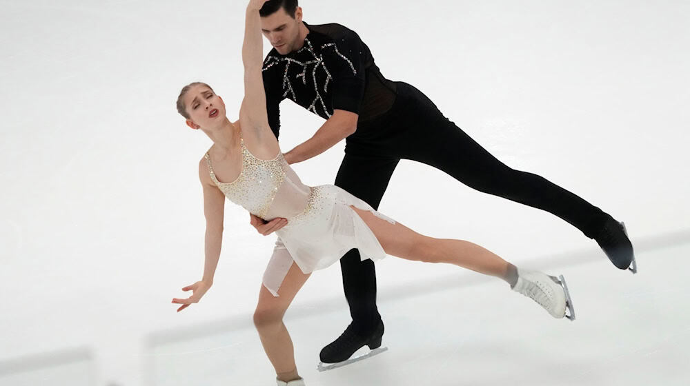 Minerva Hase (l) und Nikita Volodin liegen nach dem Kurzprogramm bei der Nebelhorn Trophy in Oberstdorf auf Platz zwei. / Foto: Sergei Grits/AP/dpa
