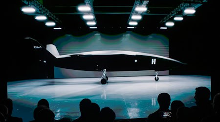 Helsing zeigt Designstudie für unbemanntes Kampfflugzeug / Foto: Peter Kneffel/dpa Helsing zeigt Designstudie für unbemanntes Kampfflugzeug / Foto: Peter Kneffel/dpa