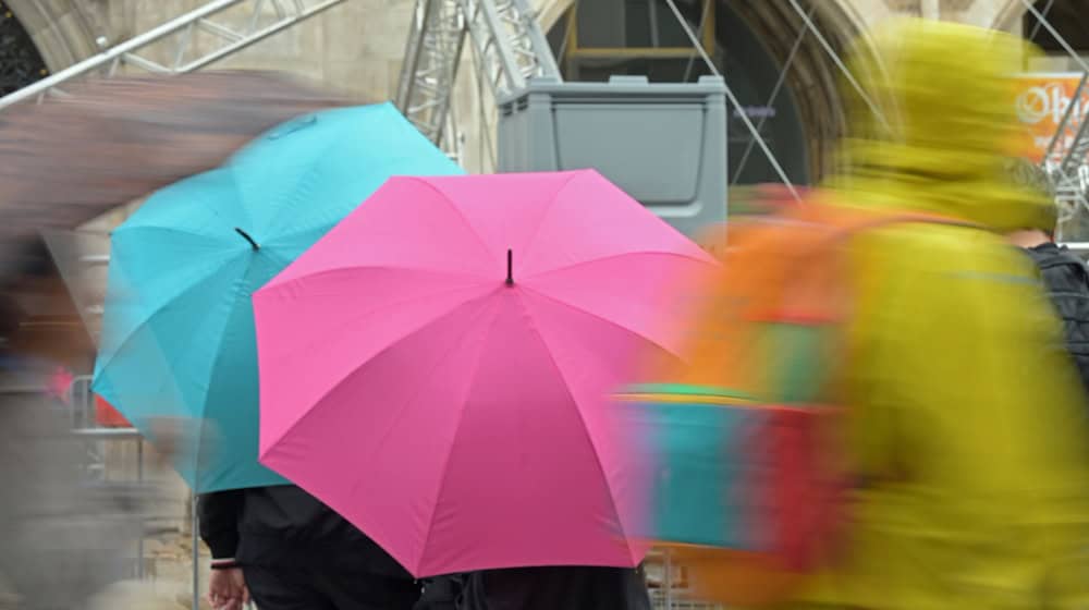 Den Regenschirm sollte man in der letzten Ferienwoche in Bayern griffbereit haben. (Symbolbild) / Foto: Malin Wunderlich/dpa