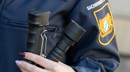 1.500 Menschen engagieren sich derzeit in Sicherheitswachten in Bayern. (Archivbild) / Foto: Daniel Karmann/dpa