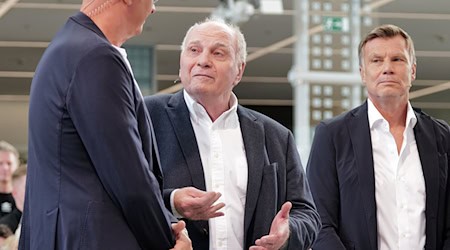 Uli Hoeneß (m) bezieht im Doppelpass Stellung. / Foto: Uwe Lein/dpa