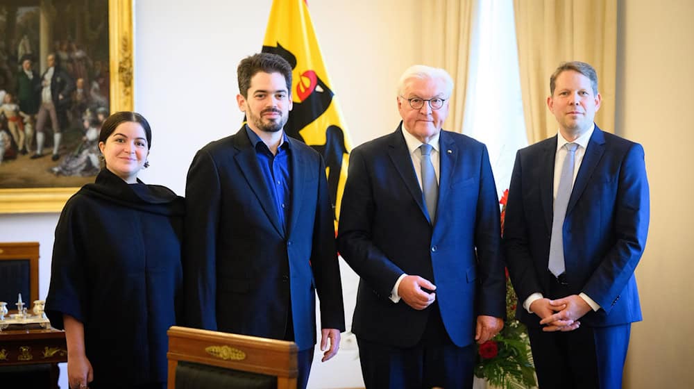Erst eine Aus- dann eine Einladung: Intendant Wiegand zusammen mit dem designierten Chefdirigenten Shani bei Bundespräsident Steinmeier (Archivbild). / Foto: Bernd von Jutrczenka/dpa