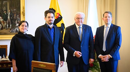 Erst eine Aus- dann eine Einladung: Intendant Wiegand zusammen mit dem designierten Chefdirigenten Shani bei Bundespräsident Steinmeier (Archivbild). / Foto: Bernd von Jutrczenka/dpa