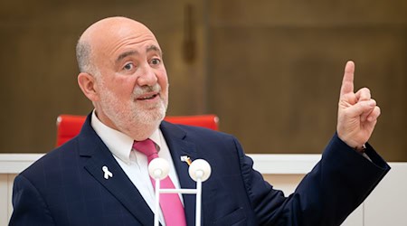 Ron Prosor warf den Veranstaltern einen «Frontalangriff auf die Kunstfreiheit» vor. (Archivbild) / Foto: Soeren Stache/dpa
