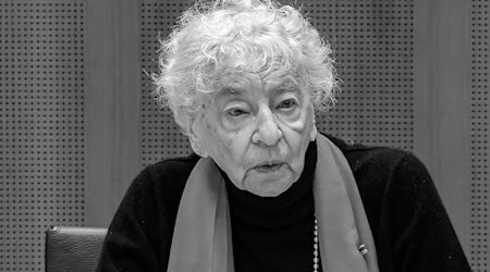 Die im mittelfränkischen Fürth geborene Journalistin und Schriftstellerin Ruth Weiss ist mit 101 Jahren gestorben. (Archivbild) / Foto: Oliver Berg/dpa