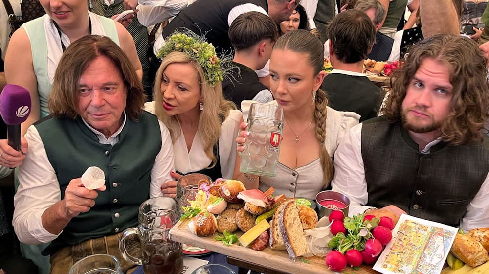 Jürgen Drews (l.) ist auf dem Oktoberfest zu Gast. / Foto: Britta Schultejans/dpa
