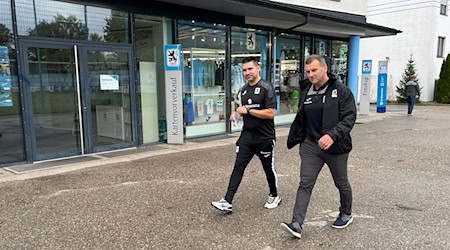 Sollen den Abwärtstrend des TSV 1860 München stoppen: Interims-Trainer Alper Kayabunar (l) und Interims-Geschäftsführer Manfred Paula. / Foto: Christian Kunz/dpa Sollen den Abwärtstrend des TSV 1860 München stoppen: Interims-Trainer Alper Kayabunar (l) und Interims-Geschäftsführer Manfred Paula. / Foto: Christian Kunz/dpa