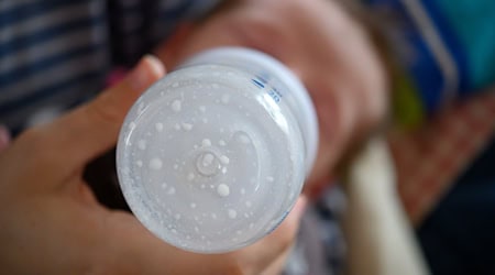 Ein Kleinkind hat seine Flasche auf ex gelehrt - und wurde dafür auf einem Volksfest angefeuert (Symbolbild). / Foto: Sebastian Gollnow/dpa