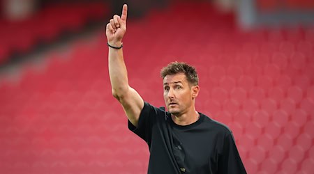 Miroslav Klose weist die Richtung: Aufwärtsgehen muss es mit dem «Club». / Foto: Daniel Karmann/dpa