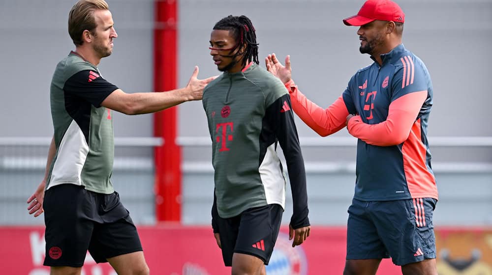 Bayern-Coach Vincent Kompany (rechts) traut seinen Stürmern Harry Kane (links) und Michael Olise (Mitte) persönlich höchste Ehren zu. (Archivfoto) / Foto: Sven Hoppe/dpa
