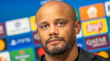 Vincent Kompany äußert sich zum Gegner FC Pafos. / Foto: Peter Kneffel/dpa