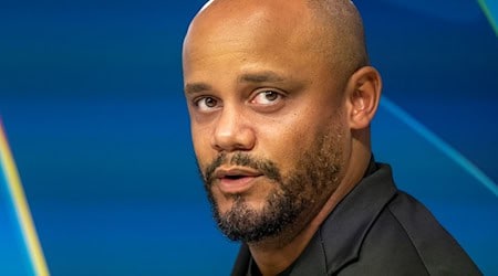 Vincent Kompany bei der Pressekonferenz in Zypern. / Foto: Peter Kneffel/dpa