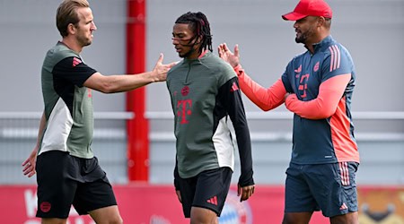 Bayern-Trainer Vincent Kompany (r) und Torjäger Harry Kane (l) beim Abschlusstraining vor dem Auftaktspiel gegen Chelsea. / Foto: Sven Hoppe/dpa