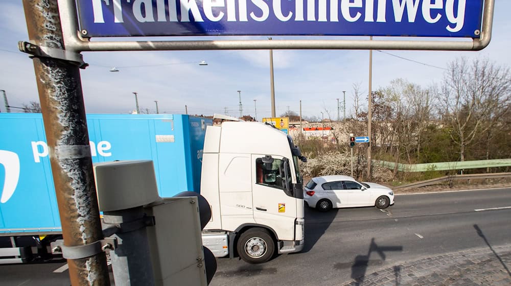 Beeinträchtigungen im Zug- und Autoverkehr: Menschen in Nürnberg brauchen Geduld. (Symbolbild) / Foto: Daniel Karmann/dpa