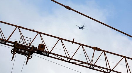 Verletzte gab es nicht, als der Kran umkrachte. (Symbolbild) / Foto: Karl-Josef Hildenbrand/dpa