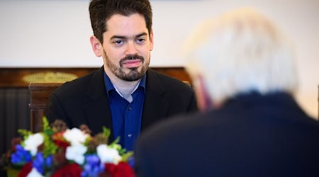 Lahav Shani wurde in Belgien ausgeladen - nun gibt es Gesten der Solidarität, auch durch den Bundespräsidenten.  / Foto: Bernd von Jutrczenka/dpa