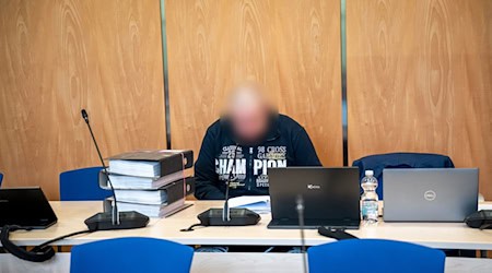 Der Angeklagte hat eingeräumt, die Frau mit einem Kabel erdrosselt zu haben. (Archivbild)  / Foto: Daniel Vogl/dpa