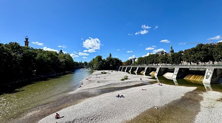 Das Wetter lädt noch einmal zum Sonnenbaden ein. (Archivbild) / Foto: Peter Kneffel/dpa