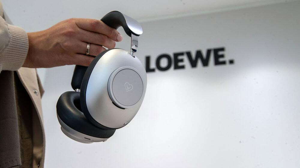 Loewe präsentiert seinen ersten Kopfhörer im Luxussegment. / Foto: Pia Bayer/dpa Loewe präsentiert seinen ersten Kopfhörer im Luxussegment. / Foto: Pia Bayer/dpa