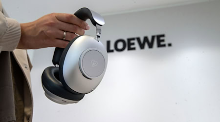 Loewe präsentiert seinen ersten Kopfhörer im Luxussegment. / Foto: Pia Bayer/dpa Loewe präsentiert seinen ersten Kopfhörer im Luxussegment. / Foto: Pia Bayer/dpa