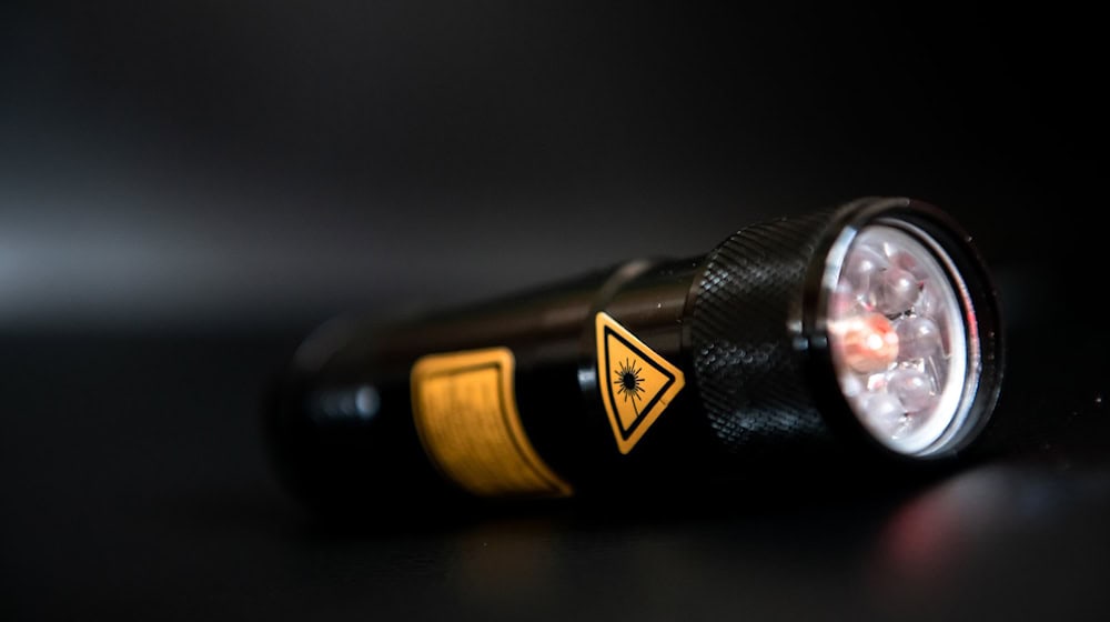 Beamte fanden den Laserpointer im Auto des Mannes. (Symbolbild) / Foto: Fabian Strauch/dpa