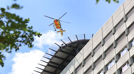 Bei dem Unfall kam ein Mann ums Leben, auch zwei Rettungshubschrauber waren im Einsatz. (Symbolbild) / Foto: Karl-Josef Hildenbrand/dpa
