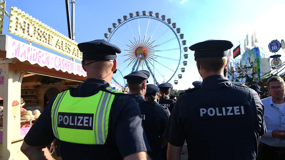 Ein Sicherheitsdienst verständigte die Polizei (Archivbild). / Foto: Felix Hörhager/dpa