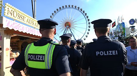 Ein Sicherheitsdienst verständigte die Polizei (Archivbild). / Foto: Felix Hörhager/dpa