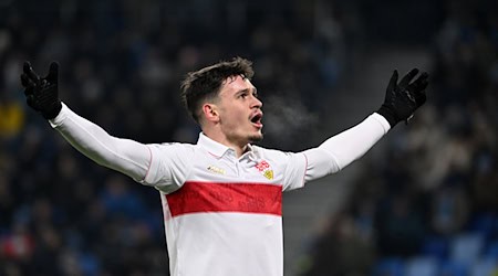 Fabian Rieder spielte in der vergangenen Saison auf Leihbasis beim VfB Stuttgart, nun könnte er zum FC Augsburg wechseln. (Archivbild) / Foto: Marijan Murat/dpa