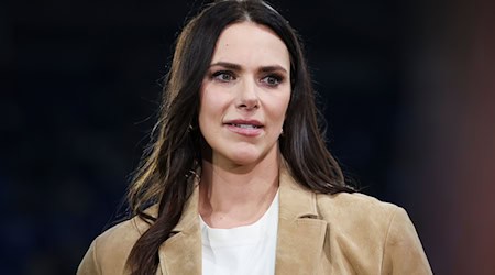 Esther Sedlaczek wird am 22. Oktober erstmals den bayerischen Medienpreis «Blauer Panther - TV- & Streaming-Award» moderieren. / Foto: Christian Charisius/dpa