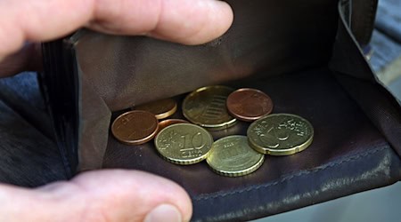 Wenn das Geld in besonderen Lebenslagen nicht reicht, springt der Staat ein. Die Zahl der Betroffenen legte zuletzt deutlich zu. (Symbolbild) / Foto: Karl-Josef Hildenbrand/dpa