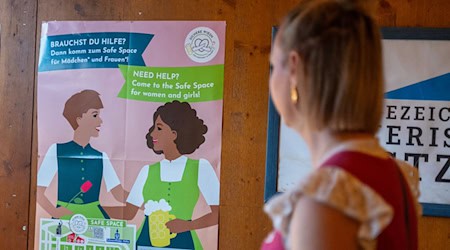 Der «Safe Space» wirbt unter anderem mit Plakaten und Flyern (Archivbild). / Foto: Leonie Asendorpf/dpa