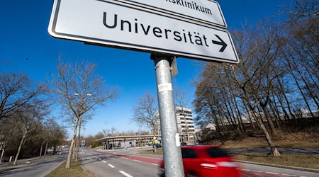 Die Zahl der angehenden Ärzte, die über die Landarztquote in Bayern einen Studienplatz erhielten, hat einen neuen Höchststand erreicht. (Symbolbild) / Foto: Armin Weigel/dpa